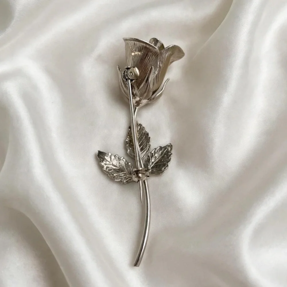 “VTG” Silver Long Stemmed Rose with Textured Leaves Brooch